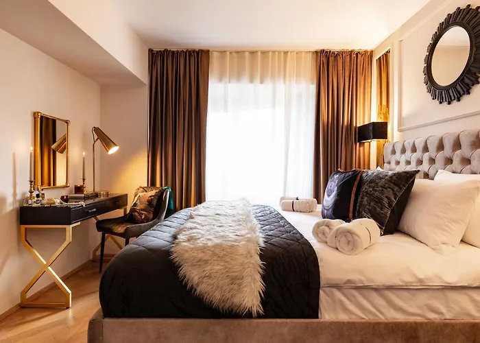 Qult - Monarch Apartment