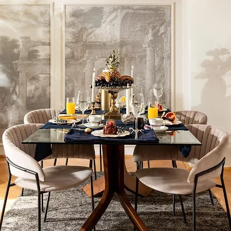 Qult - Monarch Apartment *