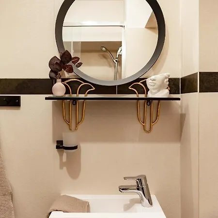 Qult - Monarch Apartment *