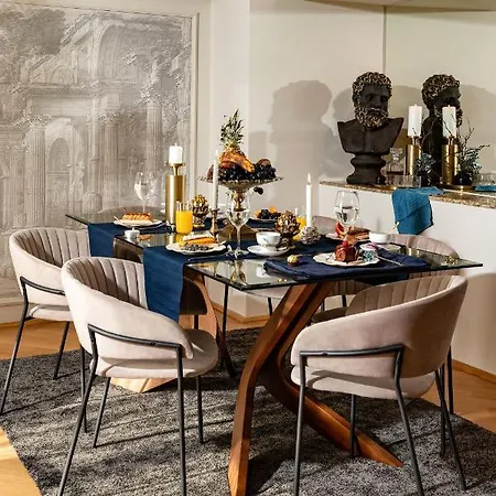 Qult - Monarch Apartment *