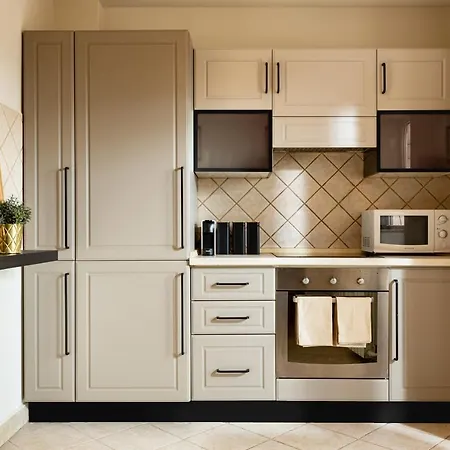 Daire Qult - Monarch