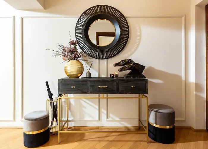 Qult - Monarch Bucureşti