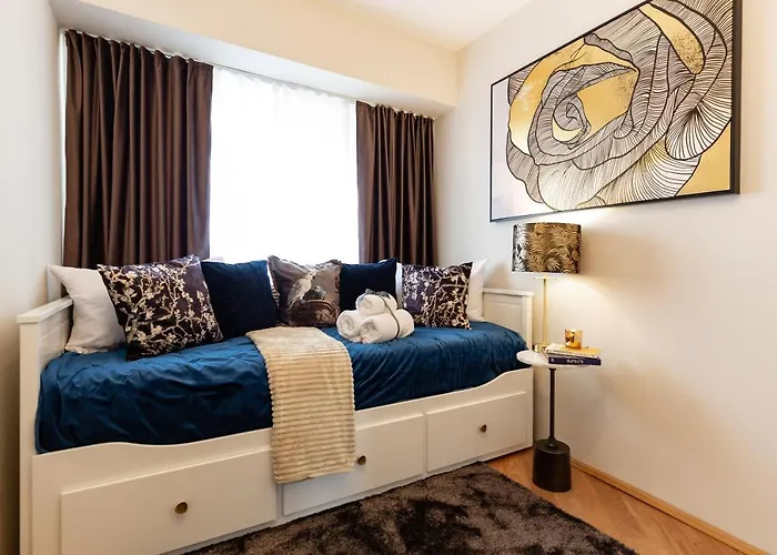 Qult - Monarch Bukarest