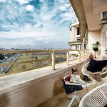 Qult - Monarch Appartement